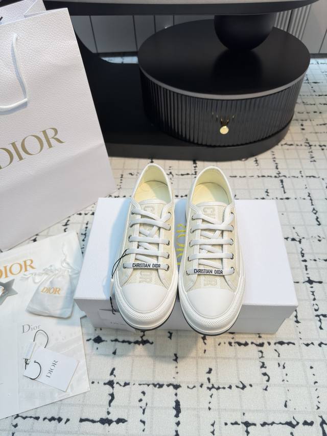 顶级版本 Dior迪奥walk'N系列 老花 刺绣 厚底帆布鞋 休闲运动鞋 原版购入开发 做货 这款 Walk'N'Dior 厚底运动鞋是一款时尚单品，提升该系